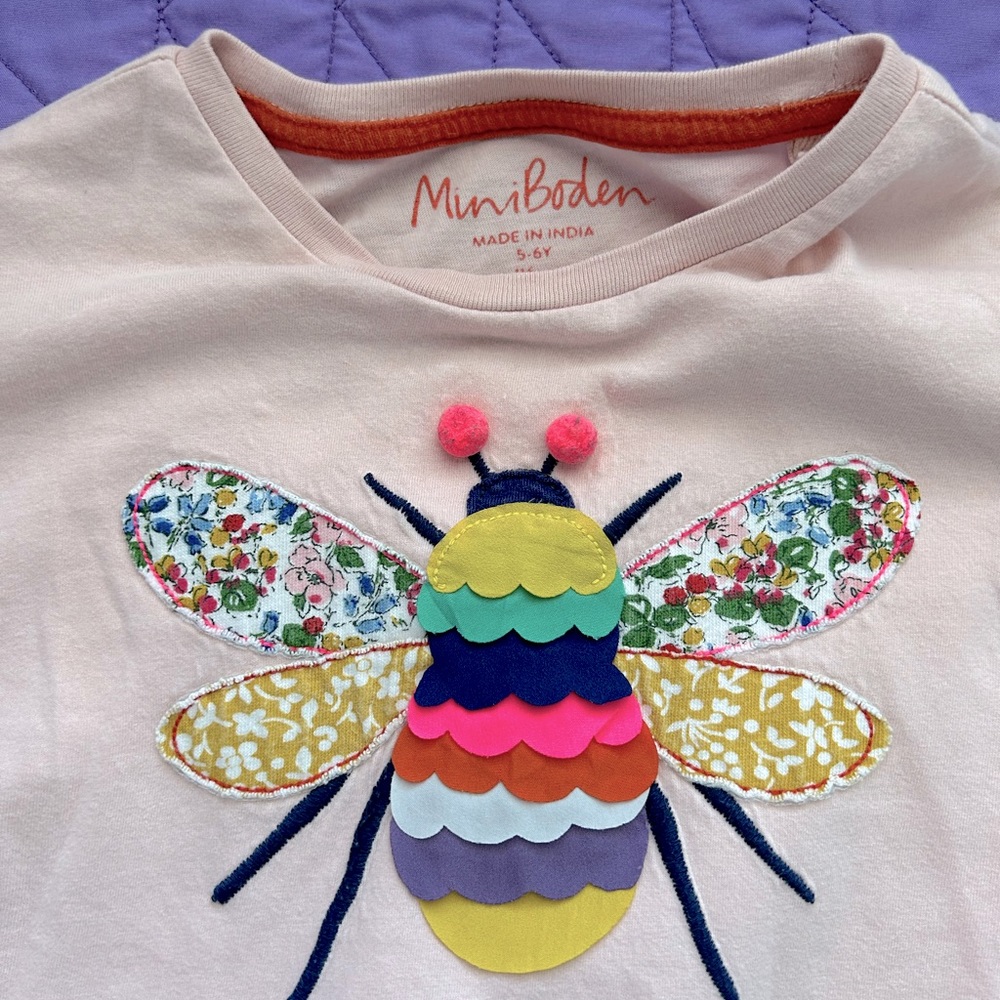 Mini Boden appliqué bee shirt 5-6